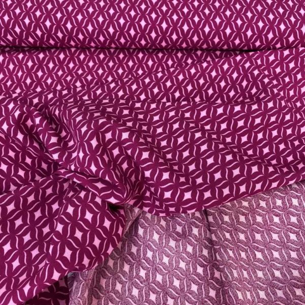 Tela de vestir de viscosa 100% estampado con formas vintage en tonos fucsia y rosa