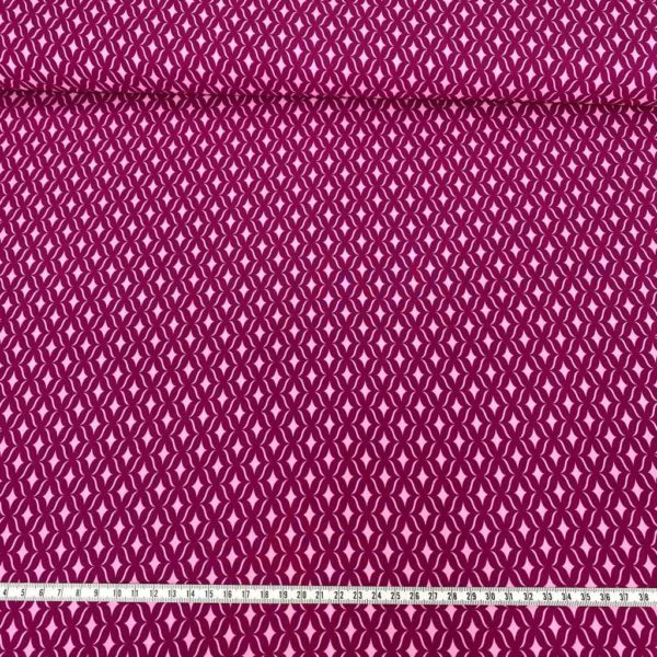 Tela de vestir de viscosa 100% estampado con formas vintage en tonos fucsia y rosa