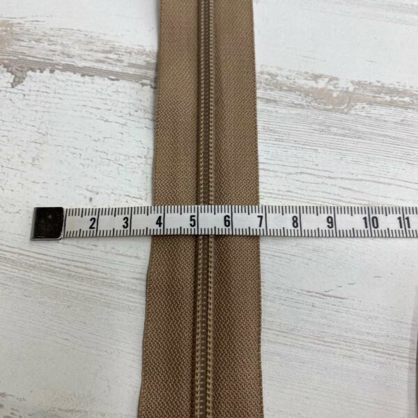 Cremallera de nylon malla 5 color beige o marrón tostado a metros. Cremallera sin carro ni cierre.