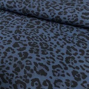 Tela de vestir de viscosa 100% estampado animal print de pantera con manchas en negro y fondo azul índigo.