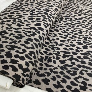 Tela de vestir de viscosa 100% tipo twill o sarga, con estampado animal print de leopardo con manchas en negro y fondo gris claro.