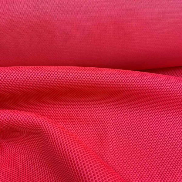 La malla 3D es un tejido transpirables, que no retiene el agua y es de secado rápido. Color rosa flúor.