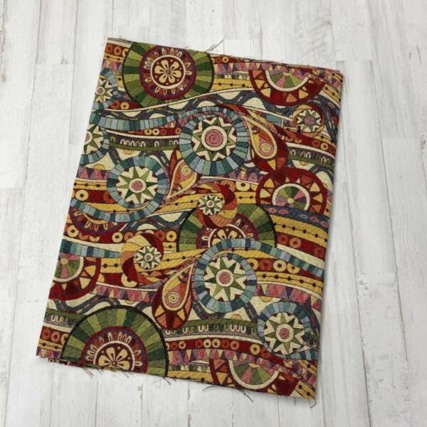 Retal de tela de tapicería gobelino estampado con caracaolas y círculos