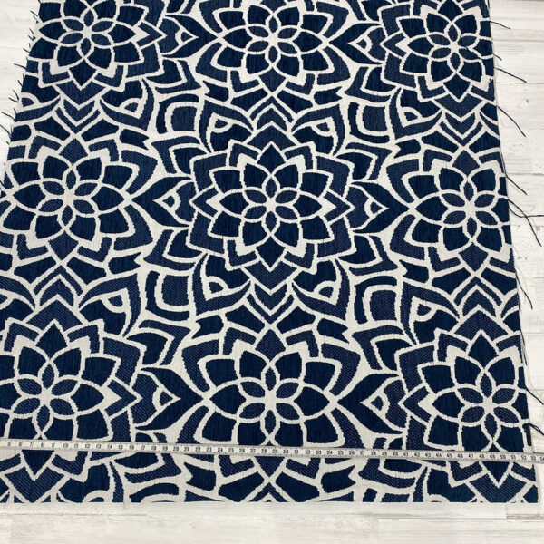 Tela de tapicería gobelino estampado con flores grandes abiertas en azul y blanco