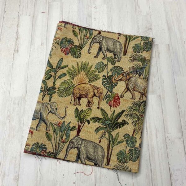 Retal de tela de tapicería gobelino estampado de elefantes en la selva