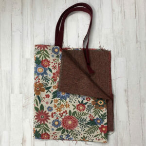 Pack Tote Bag con tela de gobelino estampado de flores, interior jaspeado granate y cinta de espiga de 3 mm en color granate.