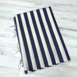 Retal de loneta estampada con algodón y poliéster con rallas marineras en azul navy y fondo blanco.