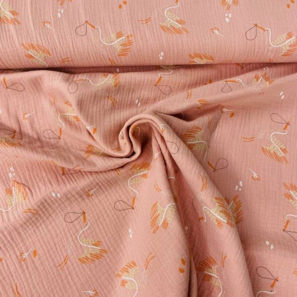 Tela de muselina o tela de doble gasa, algodón 100x100. Tejido con estampado de cigueñas fondo rosa.