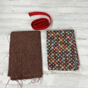Pack Tote Bag con tela de gobelino estampado con rombos pequeños de colores, interior jaspeado rojo y cinta de espiga de 3 mm en color rojo.