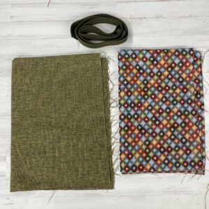 Pack Tote Bag con tela de gobelino estampado con rombos pequeños de colores, interior jaspeado verde y cinta de espiga de 3 mm en color verde.