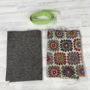 Pack Tote Bag con tela de gobelino estampado de flores, interior jaspeado gris y cinta de espiga de 3 mm en color verde lima.
