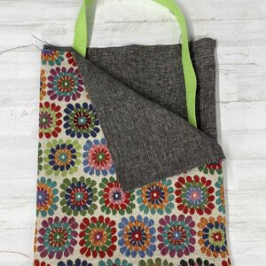 Pack Tote Bag con tela de gobelino estampado de flores, interior jaspeado gris y cinta de espiga de 3 mm en color verde lima.