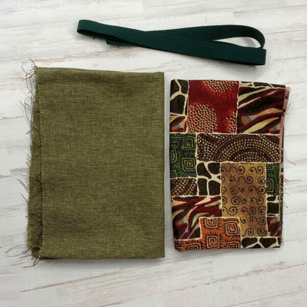 Pack Tote Bag con tela de gobelino estampado africano, interior jaspeado verde y cinta de espiga de 3 mm en color verde.