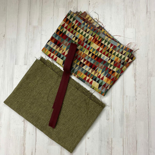 Pack Tote Bag con tela de gobelino estampado de cenefa de triángulos, interior jaspeado verde y cinta de espiga de 3 mm en color granate.