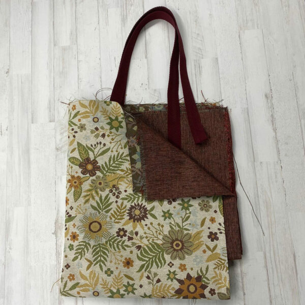 Pack Tote Bag con tela de gobelino estampado de flores, interior jaspeado granate y cinta de espiga de 3 mm en color granate.