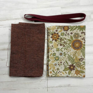 Pack Tote Bag con tela de gobelino estampado de flores, interior jaspeado granate y cinta de espiga de 3 mm en color granate.
