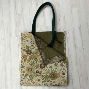 Pack Tote Bag con tela de gobelino estampado de flores, interior jaspeado verde y cinta de espiga de 3 mm en color verde.