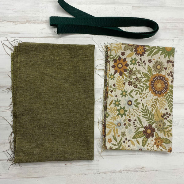 Pack Tote Bag con tela de gobelino estampado de flores, interior jaspeado verde y cinta de espiga de 3 mm en color verde.