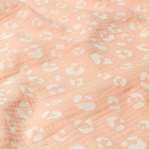 Tela de muselina o tela de doble gasa, algodón 100x100. Tejido con estampado de manchas tipo animal print en blanco fondo salmón rosado