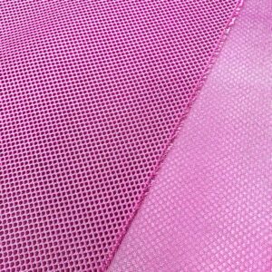 La malla 3D es un tejido transpirables, que no retiene el agua y es de secado rápido. Color lila.