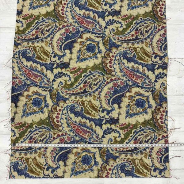 Retal de tela de tapicería gobelino estampado de cachemira en color azul.