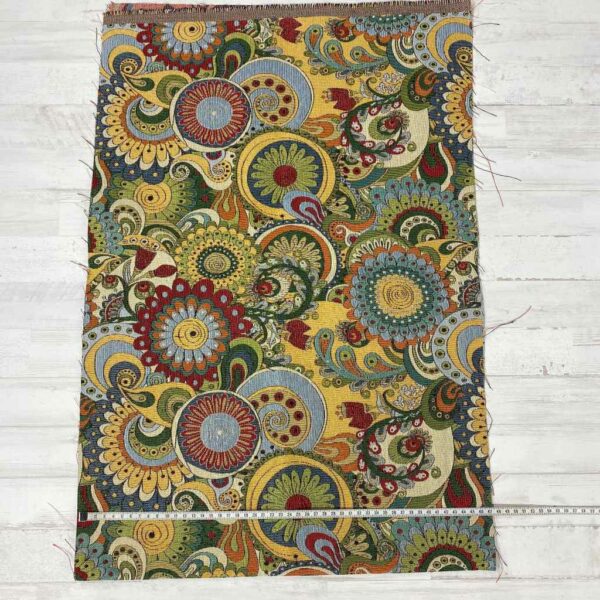 Retal de tela de tapicería gobelino estampado con flores grandes.
