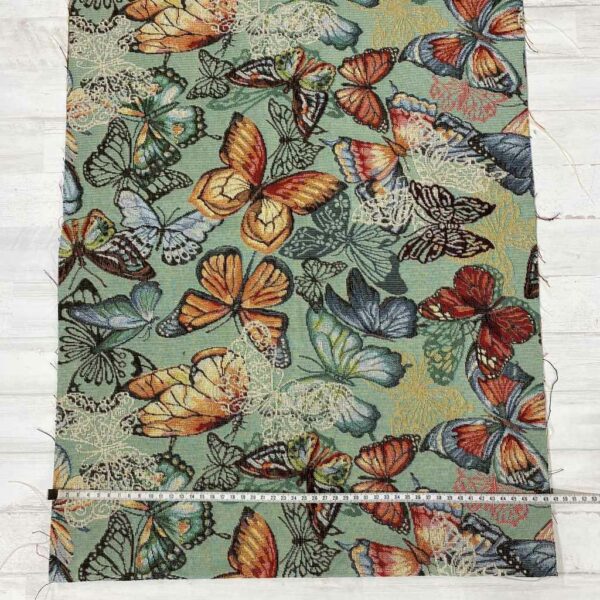 Retal de tela de tapicería gobelino estampado con mariposas.