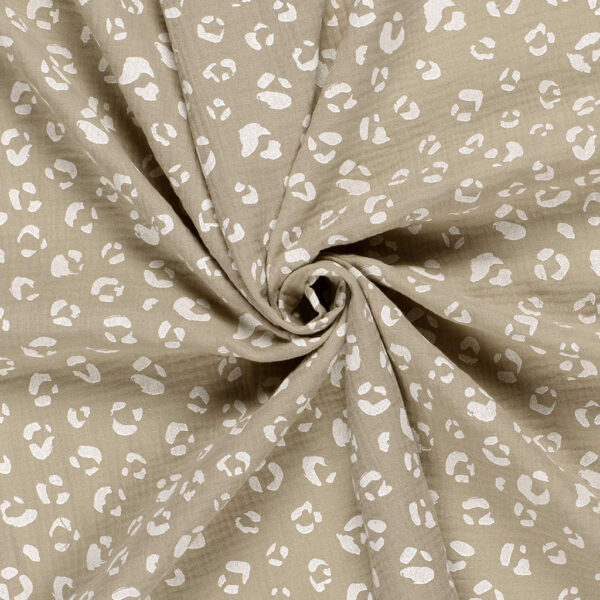 Tela de muselina o tela de doble gasa, algodón 100x100. Tejido con estampado de manchas tipo animal print en blanco fondo taupé