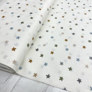 Tela de algodón estampada con estrellitas de colores fondo beige. Tela de algodón tipo popelín para todo tipo de creatividades de Patchwork, manualidades o confecciones creativas.