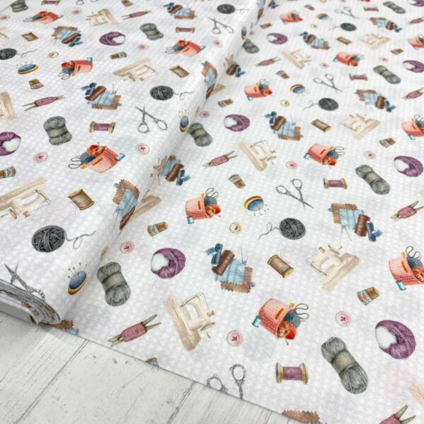 Tela de algodón estampada con temas de costura como máquinas de coser, lanas, hilos, telas y tijeras. Tela de algodón tipo popelín para todo tipo de creatividades de Patchwork, manualidades o confecciones creativas.
