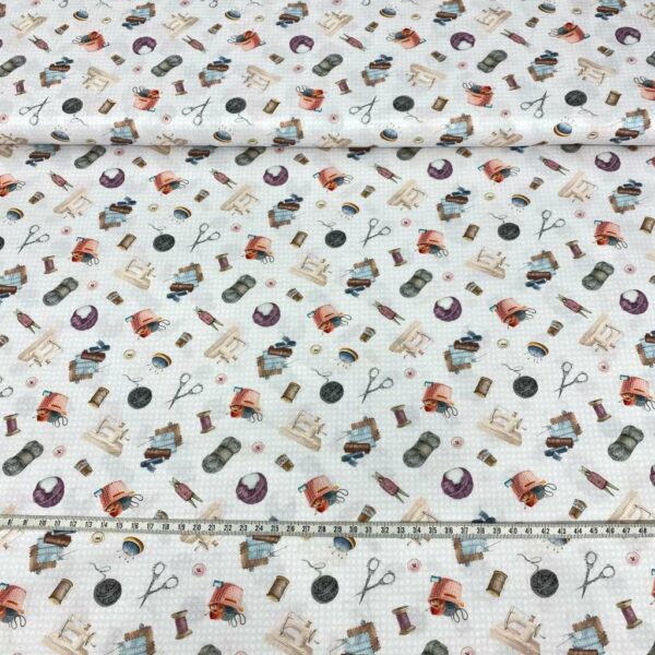 Tela de algodón estampada con temas de costura como máquinas de coser, lanas, hilos, telas y tijeras. Tela de algodón tipo popelín para todo tipo de creatividades de Patchwork, manualidades o confecciones creativas.