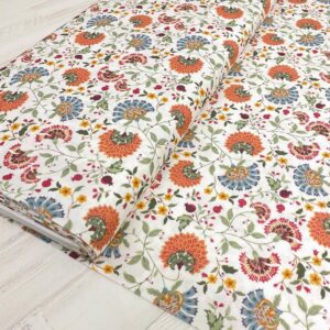 Tela de algodón estampada con crisantemos y claveles fondo blanco. Tela de algodón tipo popelín para todo tipo de creatividades de Patchwork, manualidades o confecciones creativas.