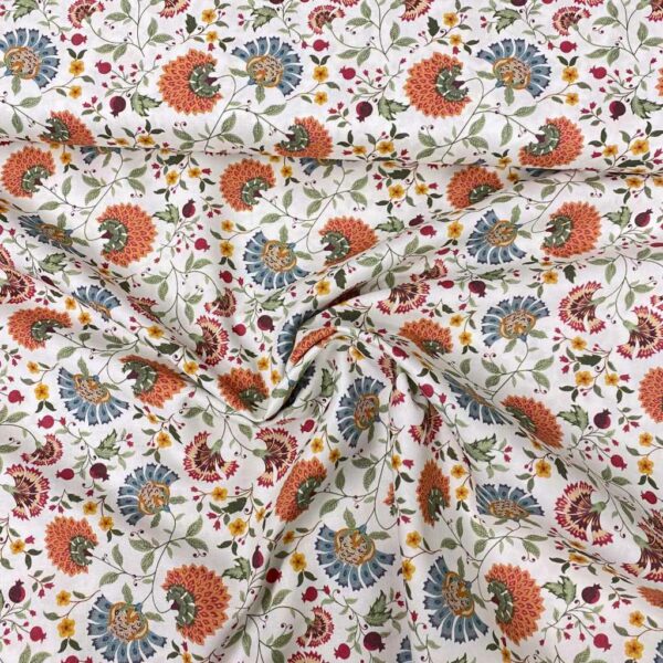 Tela de algodón estampada con crisantemos y claveles fondo blanco. Tela de algodón tipo popelín para todo tipo de creatividades de Patchwork, manualidades o confecciones creativas.