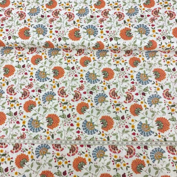 Tela de algodón estampada con crisantemos y claveles fondo blanco. Tela de algodón tipo popelín para todo tipo de creatividades de Patchwork, manualidades o confecciones creativas.