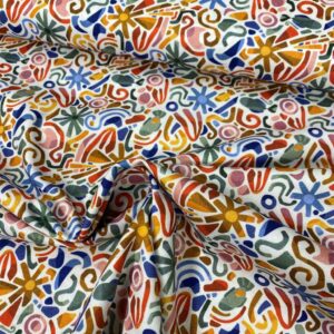 Tela de algodón estampada con formas de colores. Tela de algodón tipo popelín para todo tipo de creatividades de Patchwork, manualidades o confecciones creativas.