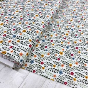 Tela de algodón estampada con margaritas con tallo alto y fondo blanco. Tela de algodón tipo popelín para todo tipo de creatividades de Patchwork, manualidades o confecciones creativas.