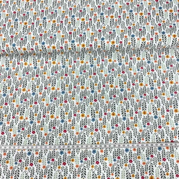 Tela de algodón estampada con margaritas con tallo alto y fondo blanco. Tela de algodón tipo popelín para todo tipo de creatividades de Patchwork, manualidades o confecciones creativas.