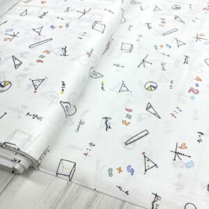 Tela de algodón estampada con temas de matemáticas fondo blanco. Tela de algodón tipo popelín para todo tipo de creatividades de Patchwork, manualidades o confecciones creativas.