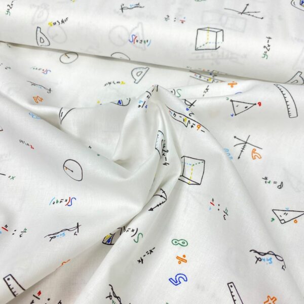 Tela de algodón estampada con temas de matemáticas fondo blanco. Tela de algodón tipo popelín para todo tipo de creatividades de Patchwork, manualidades o confecciones creativas.