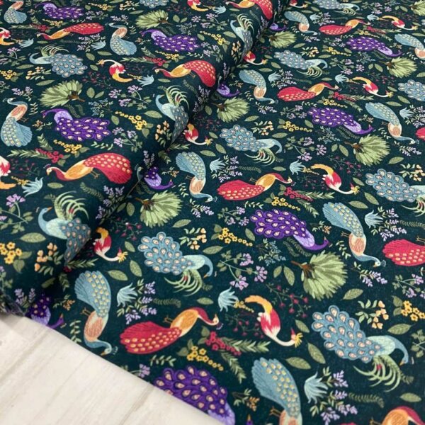 Tela de algodón estampada con pavos reales. Tela de algodón tipo popelín para todo tipo de creatividades de Patchwork, manualidades o confecciones creativas.