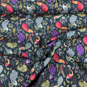 Tela de algodón estampada con pavos reales. Tela de algodón tipo popelín para todo tipo de creatividades de Patchwork, manualidades o confecciones creativas.