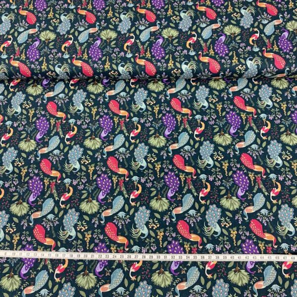 Tela de algodón estampada con pavos reales. Tela de algodón tipo popelín para todo tipo de creatividades de Patchwork, manualidades o confecciones creativas.