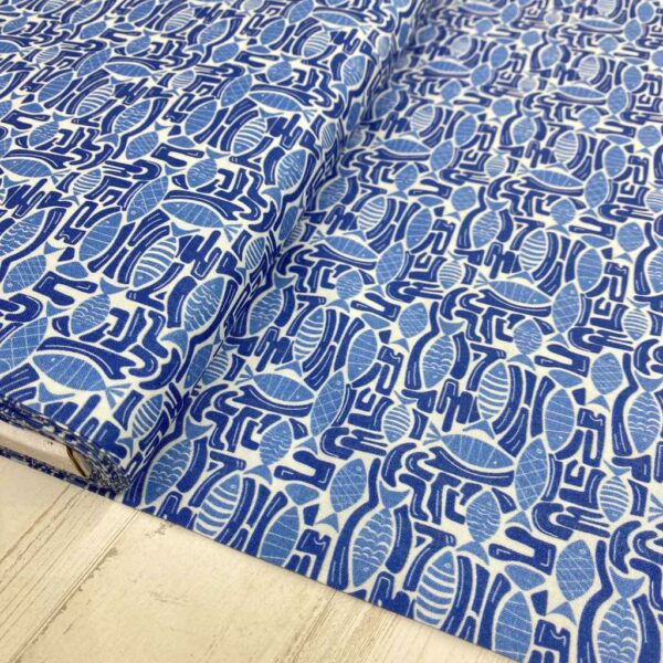 Tela de algodón estampada con peces azules fondo blanco. Tela de algodón tipo popelín para todo tipo de creatividades de Patchwork, manualidades o confecciones creativas.