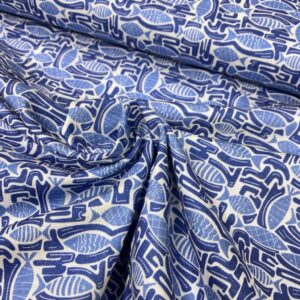 Tela de algodón estampada con peces azules fondo blanco. Tela de algodón tipo popelín para todo tipo de creatividades de Patchwork, manualidades o confecciones creativas.