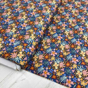 Tela de algodón estampada con flores de primavera. Tela de algodón tipo popelín para todo tipo de creatividades de Patchwork, manualidades o confecciones creativas.