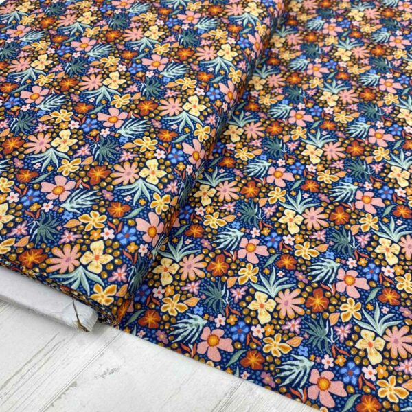 Tela de algodón estampada con flores de primavera. Tela de algodón tipo popelín para todo tipo de creatividades de Patchwork, manualidades o confecciones creativas.