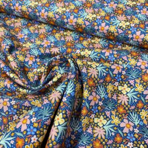 Tela de algodón estampada con flores de primavera. Tela de algodón tipo popelín para todo tipo de creatividades de Patchwork, manualidades o confecciones creativas.