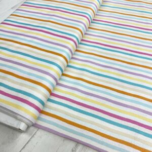 Tela de algodón estampada con rallas alegres fondo blanco. Tela de algodón tipo popelín para todo tipo de creatividades de Patchwork, manualidades o confecciones creativas.