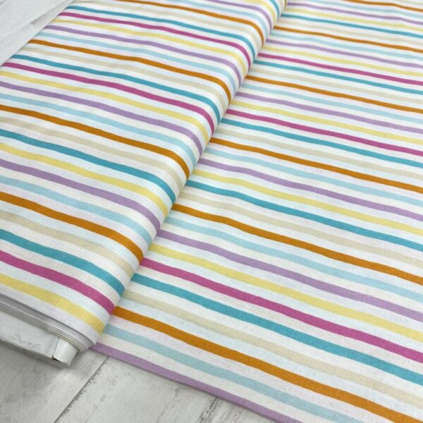Tela de algodón estampada con rallas alegres fondo blanco. Tela de algodón tipo popelín para todo tipo de creatividades de Patchwork, manualidades o confecciones creativas.