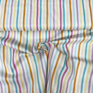 Tela de algodón estampada con rallas alegres fondo blanco. Tela de algodón tipo popelín para todo tipo de creatividades de Patchwork, manualidades o confecciones creativas.